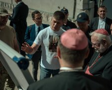 Делегация Ватикана и ООН возле разрушенного дома в Дарнице