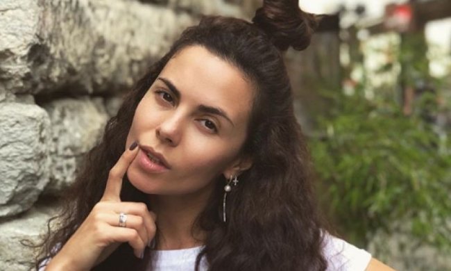 Кусь-кусь: розпусну Каменських зловили зі шкіряним кінчиком біля рота