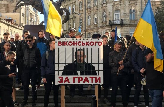 "Віконського за ґрати!": голову Нацполіції "поставили на коліна" у центрі Львова, скандальне відео