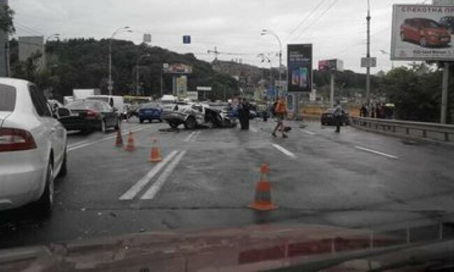 У аварії на мосту Патона постраждали троє людей