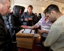 У Запоріжжі продовжують приймати бюлетені (фото)