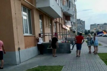 Львів'ян тероризує банда "синіх" неадекватів, шабаш під вікнами до ранку: "Свині!"