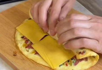 Рулет із тортильї з ковбасою, кадр з відео