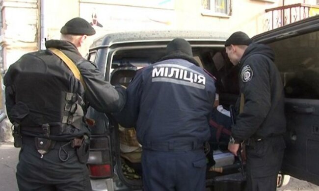 Машину зі зброєю затримали у Києві (фото, відео)