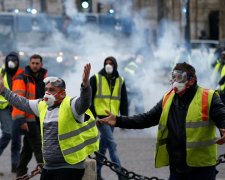 "Жовті жилети" знову виходять на вулиці Парижа: тиск на Макрона посилюється