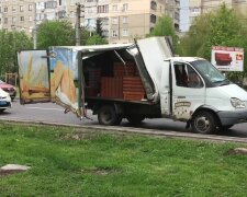 В Киеве фургон с хлебом раздавил женщину, мокрого места не осталось: видео не для слабонервных