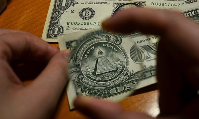 Фальшивые доллары заполонили Украину: как отличить подделку