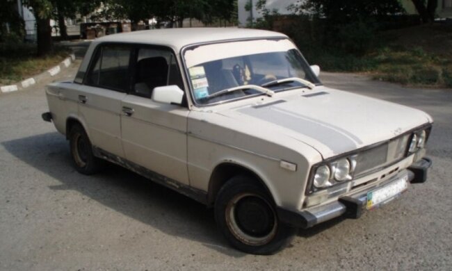 Мужчина угнал машину ради встречи с приятелем