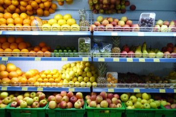 фрукти в супермаркеті