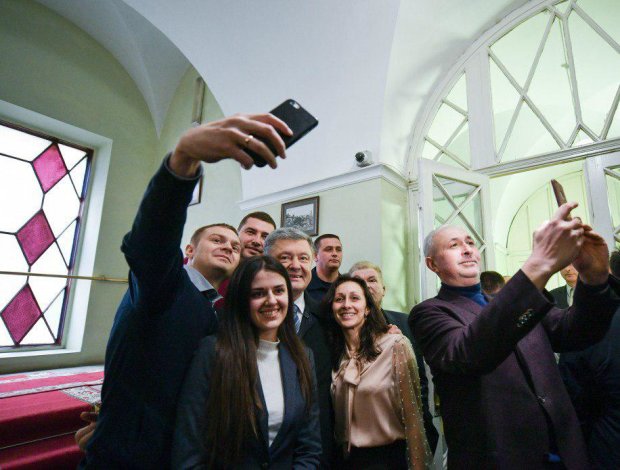 Нові білборди Порошенка викликали лють земляків: "Тисне руку Путіну після розділу України"