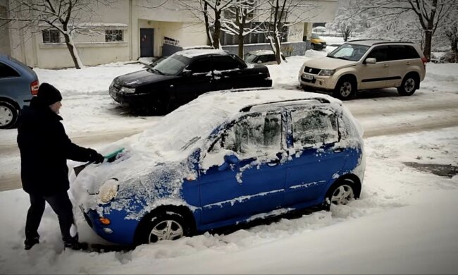 Чистка авто від снігу: фото скрін Ютуб