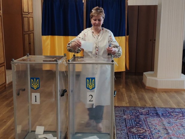 Выборы в Раду 2019: в Авдеевке украинцам подсунули ручку с исчезающими чернилами, видео