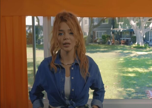 Алина Гросу, кадр из клипа на песню "Звичка"