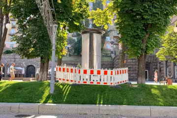 В Киеве установили туалеты, которые похожи на рекламные щиты - смотри не перепутай