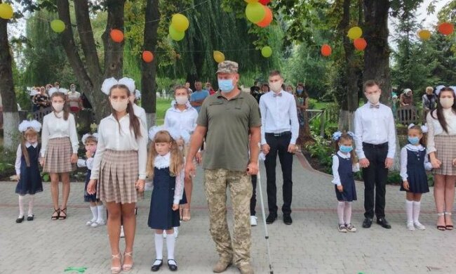 На Тернопільщині маленьку доньку загиблого героя повів до школи бойовий побратим - бантики, квіти та сльози