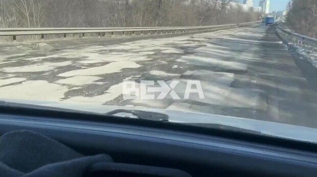 Окружна дорога Харкова зникла після зими: асфальт "втік" зі снігом