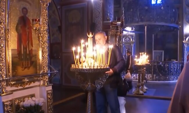 Молитва в церкви, скриншот с видео