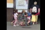 Дети на поводке, скриншот: Youtube
