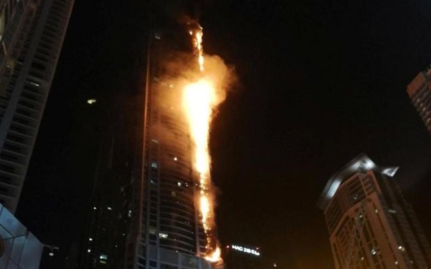 Город в панике: жуткий пожар свалил на землю целый небоскреб