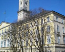 Львовские активисты взяли штурмом мэрию, несмотря на блокаду