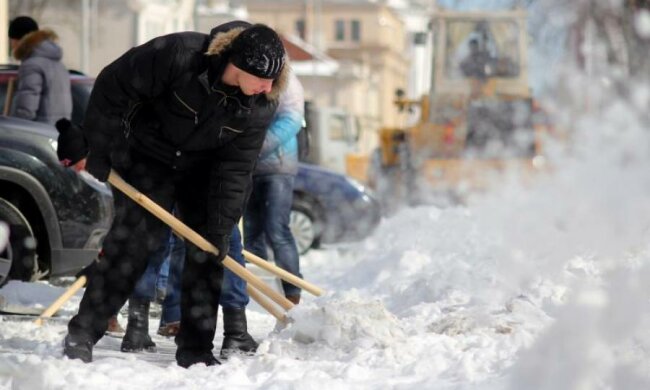 Уборка снега довела чиновника до истерики: эпичное видео