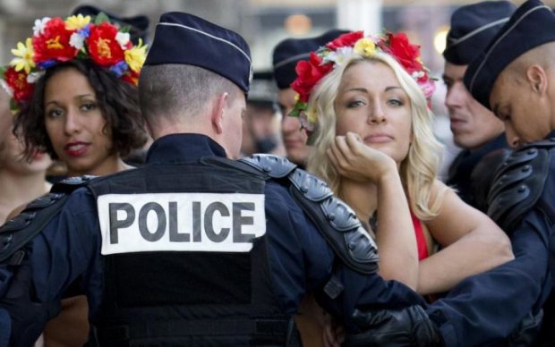 Обнаженная "яжемать" из Femen показала Папе Римскому, как кормить ребенка: видео