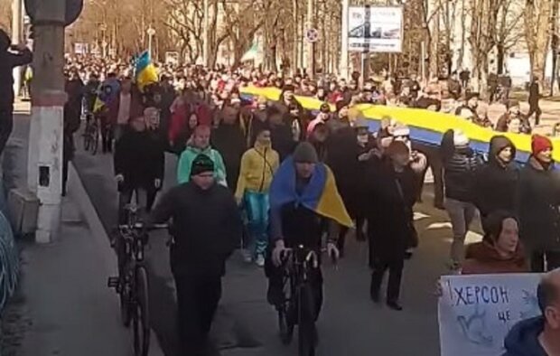 Український мітинг в Херсоні. Фото: Youtube