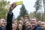Порошенко похвалився селфі зі студентами (фото)