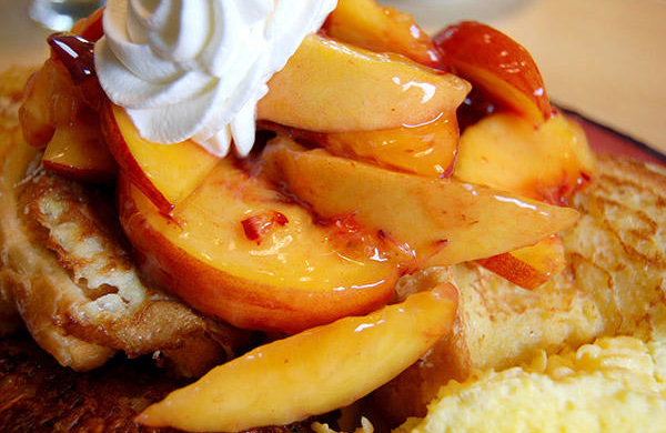 Французький тост з корицею і персиками