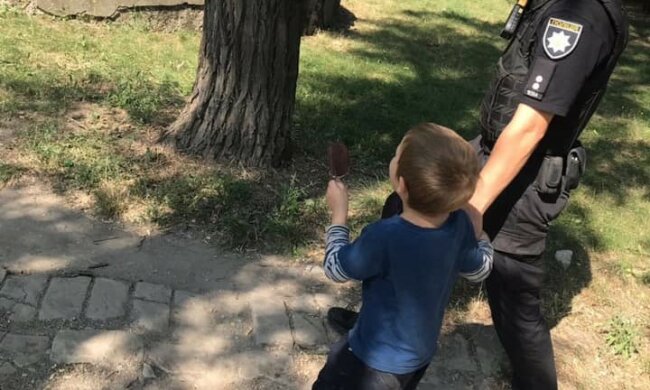 Ганчірки, цвіль і дикий сморід: у Запоріжжі батьки роками знущалися над малюком, - неможливо не розридатися