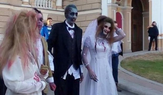 Зомбі у весільних вбраннях бродили вулицями Одеси (фото)
