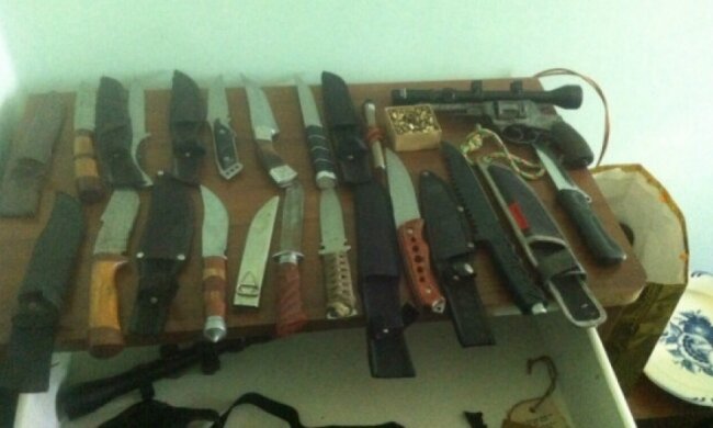 У бізнесмена у Фастові виявили арсенал зброї та плантацію конопель (фото)