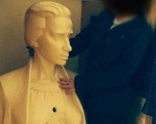 В Севастополі продірявили статую Лесі Українки (фото)