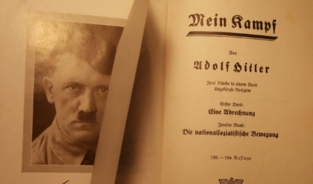 Перевидана книга Гітлера миттєво розлетілась у Німеччині (відео)