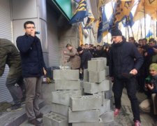 Азов пообіцяв "закрити" всі російські банки