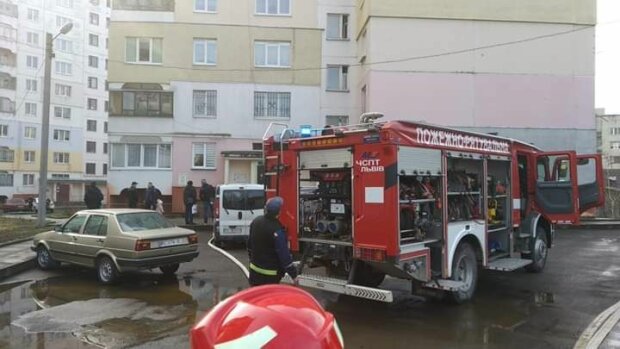 Під вікнами у львів'ян згоріла автівка, поки господар солодко давав хропака