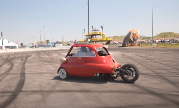 Триколісна BMW Isetta, скріншот: YouTube