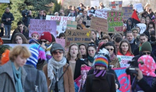 Феміністичний марш "НІ насильству всіх форматів, від роддомів до військкоматів!"
