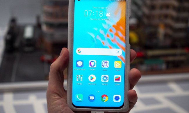 Honor View 20: Huawei анонсировала смартфон с дыркой в экране