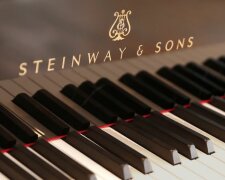 Roshen придбав легендарний рояль Steinway&Sons для Дніпровської філармонії