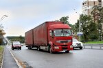 Водій за кермом вантажівки з тахографом