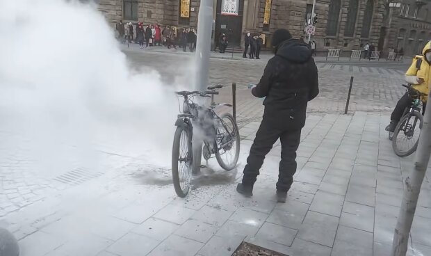 У Львові загорівся велосипед,  скріншот із відео