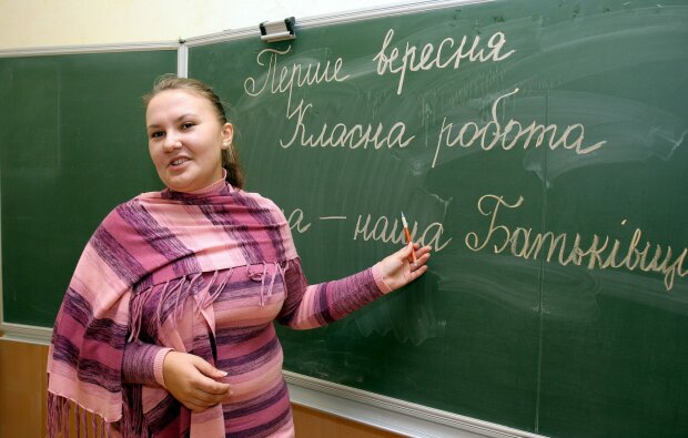 Украинским учителям повысят зарплату, кому и на сколько
