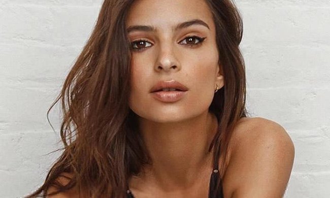 Справжня перчинка: Ратаковскі в білому купальнику погріла розкішний зад на сонечку