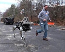 Роботи Boston Dynamics навчилися подавати пиво і тікати від господарів: відео