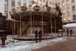 Карусель біля офісу президента, фото: Гео Лерос