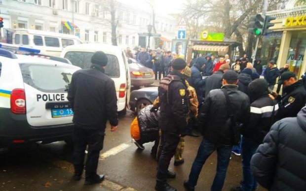 Переповнену київську маршрутку начинили кулями: моторошні кадри
