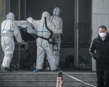 Коронавірус в Китаї косить людей просто на вулиці, падають за секунду: страхітливі кадри з епіцентру зараження
