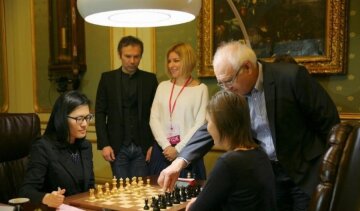 Вакарчук зробив хід білими від шахістки Хоу Іфань