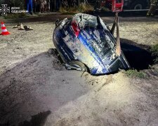 Автомобіль провалився під землю на вулиці Петра Болбочана в Одесі